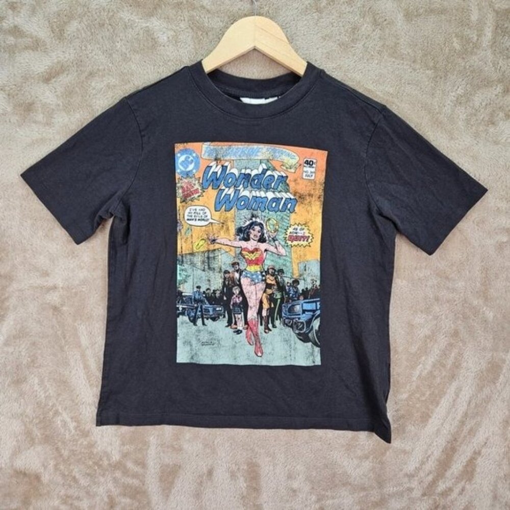 DC WB Wonder Woman Superheroes Comics Tee Women's Size S Black Short Sleeve H&M